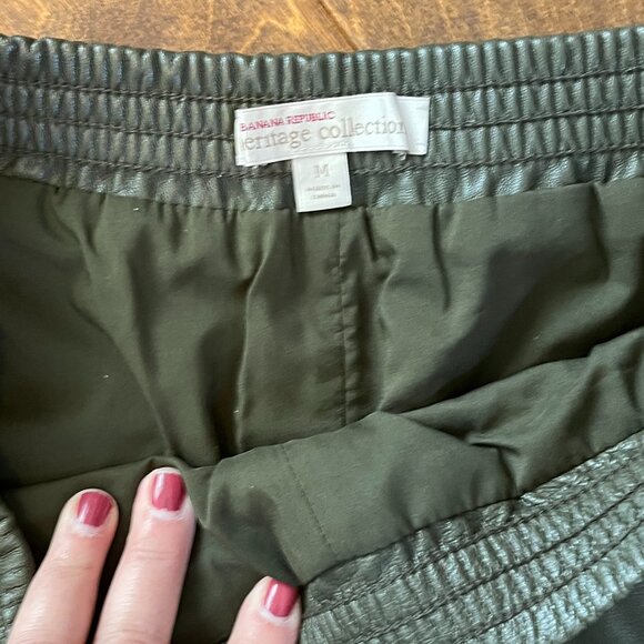 Banana Republic Heritage Collection Size 6 Faux Leather Elastic Waist Shorts - Picture 4 of 6